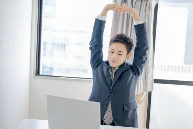 徳島で慢性疲労改善のために室内で背伸びやストレッチを行い血流を促す