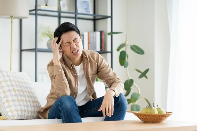 徳島すこやか整体院が分析する、頭痛を引き起こす首や肩への負担と猫背姿勢の相関